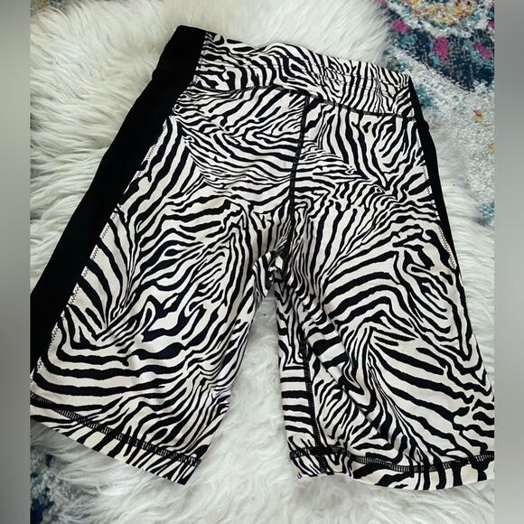 The Upside Zebra Print Biker Shorts Size 6 - Picture 3 of 4
